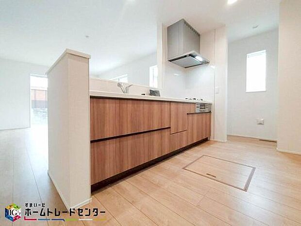 【キッチン】お洒落で清潔感のある対面キッチン♪対面式キッチンは家族との大事なコミュニケーションも取りやすく自然と会話が増えるような設計となっています。床下の収納スペースもちょっとした物を収納できるので嬉しい魅力♪