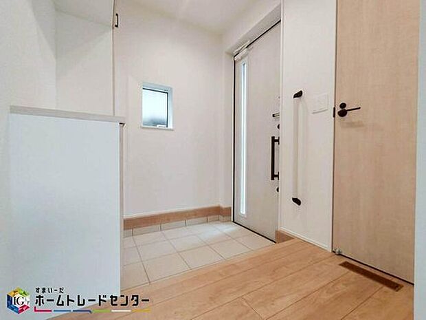 【玄関】玄関ドアは住まいの顔であり、室内への出入り口となる、住まいの中でも重要な役割を果たす場所です。また防犯面でも最重要な二重ロック機能を搭載することで防犯のリスクを軽減することが可能です。

