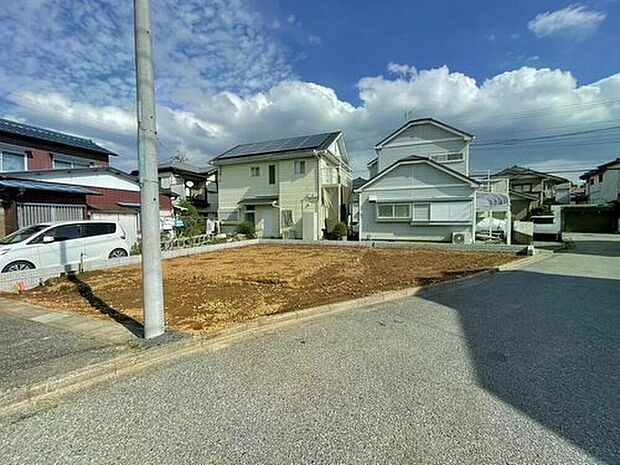 【前面道路含む現地写真】閑静な住宅地で子育て家族にピッタリ。毎日のお散歩も快適な緑に恵まれたエリアで、自然に包まれた穏やかな暮らしを実現するための、ゆとりある住環境が整っています。緑の潤いを感じながらホッと生活できそう。

