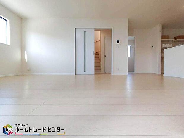 【リビング】広くオープンなリビングスペースは魅力的♪家族が増えた時の為に部屋数も確保しておきたい。そんな欲張りなニーズに応える間取りとして人気なのが、リビングからつながるスペースを引き戸で仕切った間取りです♪