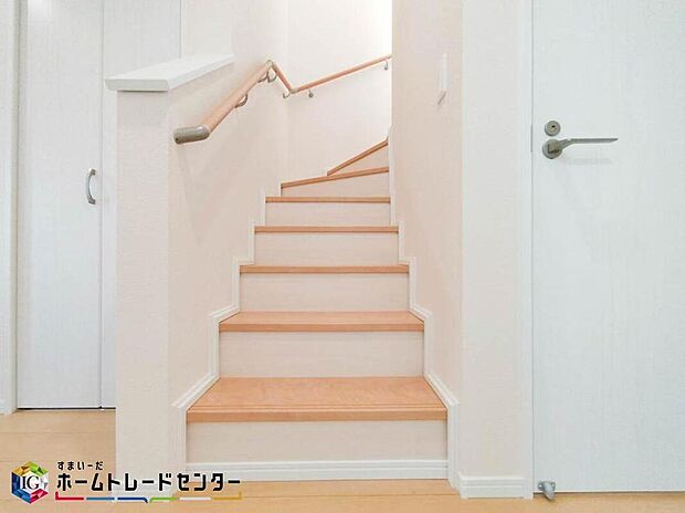 【その他】手すり付ですので階段などでつまずいた時、滑りそうになった時に、手すりがあればつかまることができますので、思わぬ転倒事故を防ぐことができます。年を重ねた後も膝や腰の負担を軽減してくれる役割を持ってます。