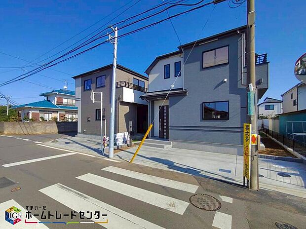 【前面道路含む現地写真】四季を通じて自然と触れ合えるスポットが周辺には盛りだくさん！お散歩やジョギング、週末のご家族での遊びに最適です。目の前に広がる開放感とゆとり、暮らしの夢を育む理想の住まいがここにはあります。