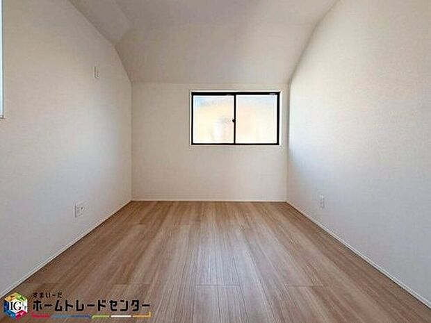 【リビング以外の居室】マンションと違い部屋数が多いのが戸建てのメリットです。ご家族が増えたことで手狭に感じていた住まいも戸建てでは各居室プライバシーを保つことができます。住まいにゆとりが生まれ心もリラックスできます♪