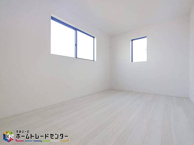 【リビング以外の居室】マンションと違い部屋数が多いのが戸建てのメリットです。ご家族が増えたことで手狭に感じていた住まいも戸建てでは各居室プライバシーを保つことができます。住まいにゆとりが生まれ心もリラックスできます♪