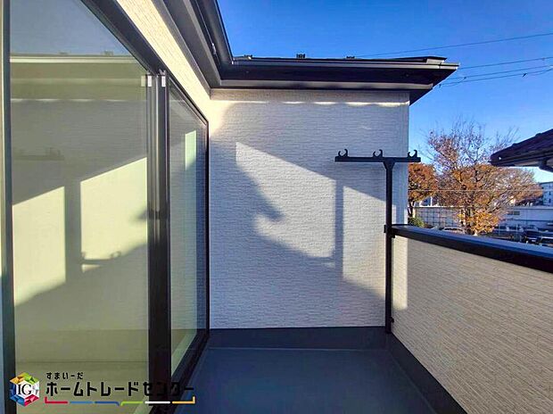 【バルコニー】南からの明るい光が差しこむ陽だまりの空間。南に大きく面したバルコニーでお洗濯も干せばあっという間に乾きそうで家事もスムーズにこなせますね！乾いたお洗濯物からは太陽の匂いが感じられる心地よさ。