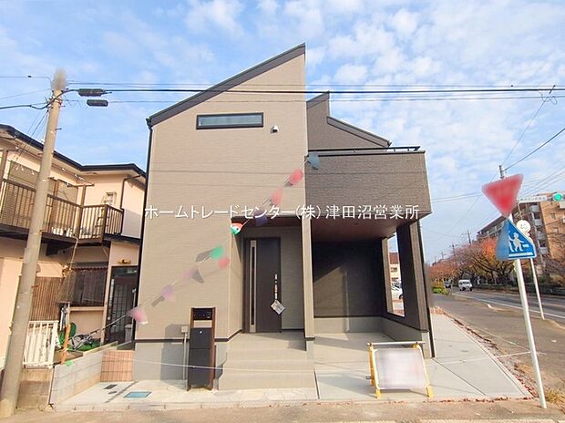 【前面道路含む現地写真】毎日のお散歩も快適な緑に恵まれた閑静な住宅地は、伸び伸びスローライフを叶えてくれます。自然豊富な季節の移ろいを身近に感じられる環境で子育てすれば、お子様もきっと素直に成長してくれるはずです！