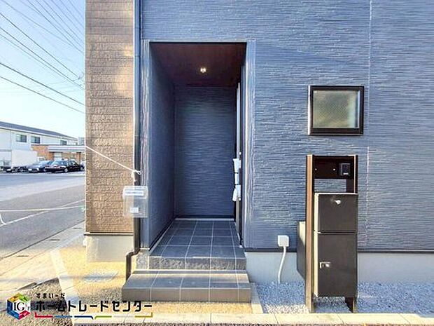 【玄関】家の第一印象は玄関で決まるくらい重要な場所。玄関は家の顔といわれますが我が家のセンスをさりげなく感じさせる魅力ある玄関造りも楽しみの一つ。帰宅する度に家族がほっとできる心地よい空間造りも大切ですね♪