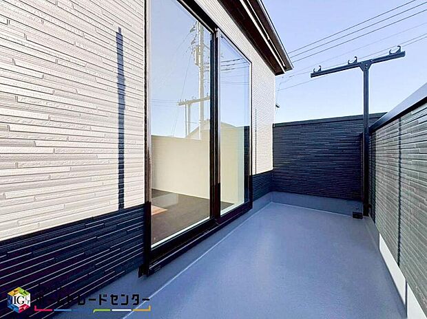 【バルコニー】南からの明るい光が差しこむ陽だまりの空間。南に大きく面したバルコニーでお洗濯も干せばあっという間に乾きそうで家事もスムーズにこなせますね!乾いたお洗濯物からは太陽の匂いが感じられる心地よさ。