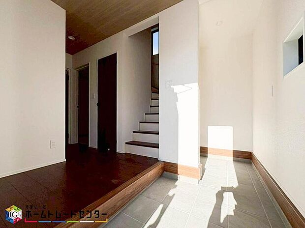 【玄関】家の第一印象は玄関で決まるくらい重要な場所。玄関は家の顔といわれますが我が家のセンスをさりげなく感じさせる魅力ある玄関造りも楽しみの一つ。帰宅する度に家族がほっとできる心地よい空間造りも大切ですね♪