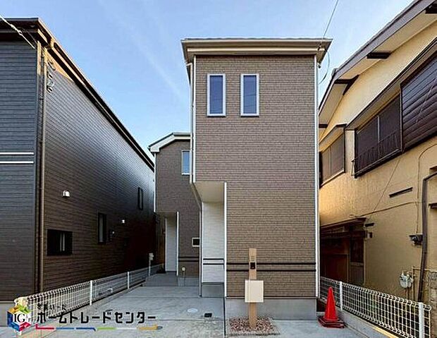 【前面道路含む現地写真】美しい緑と良好な住環境が守られてきたこの街に、新築戸建てが誕生いたしました。穏やかな空気の流れる落ち着いた住環境です。ぜひ、現地へ足をお運びいただき実際の環境・陽当たりをご確認下さいませ♪