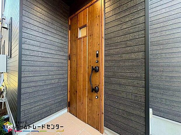 【玄関】家の第一印象は玄関で決まるくらい重要な場所。玄関は家の顔といわれますが我が家のセンスをさりげなく感じさせる魅力ある玄関造りも楽しみの一つ。帰宅する度に家族がほっとできる心地よい空間造りも大切ですね♪