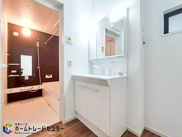 【洗面台・洗面所】三面鏡ならではの収納力、シャンプードレッサーならではの機能性、どちらも採用しております。汚れが落ちやすいすべり台ボウルは手入れもしやすく日々の生活を陰ながら支えてくれる仕様となっております。