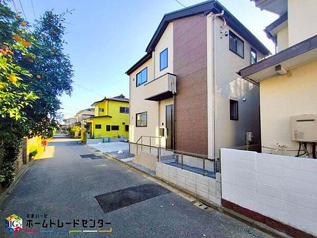 【前面道路含む現地写真】閑静な住宅地で子育て家族にピッタリ。毎日のお散歩も快適な緑に恵まれたエリアで、自然に包まれた穏やかな暮らしを実現するための、ゆとりある住環境が整っています。緑の潤いを感じながらホッと生活できそう。