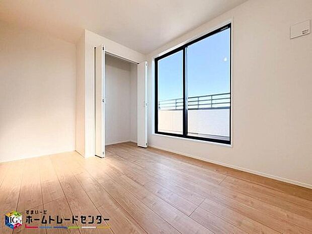 【リビング以外の居室】マンションと違い部屋数が多いのが戸建てのメリットです。ご家族が増えたことで手狭に感じていた住まいも戸建てでは各居室プライバシーを保つことができます。住まいにゆとりが生まれ心もリラックスできます♪