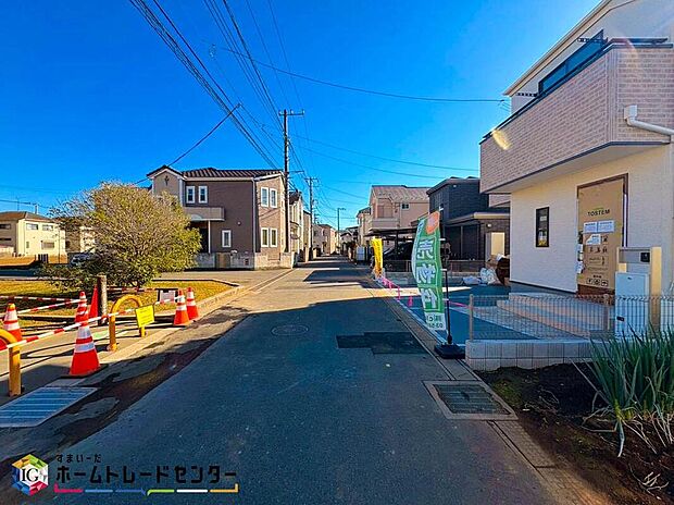 【前面道路含む現地写真】この風景が暮らしの一部に。毎日がイキイキと笑顔溢れる暮らしの始まりです♪ぜひ一度この見晴らしを体感してみませんか♪ご都合の良い時　自由に外観ご覧になれます。ご内見ご希望の際はぜひお気軽にご連絡下さい♪