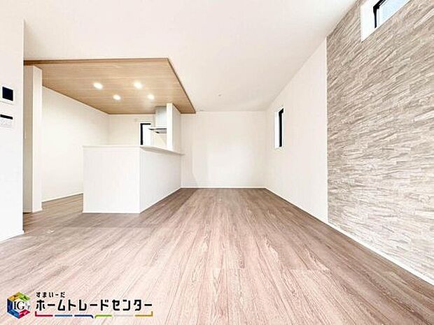 【リビング】広々としたリビングは南側に設けた掃き出し窓からたくさんの陽光を取り入れてくれます。家族が集まる空間ですからやはり明るさと、暖かさは大切です。広さがありますので家具の配置に悩まなくて済むのも良いです。