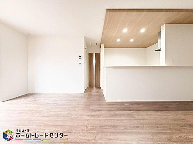 【リビング】家族の食事や団らんのほか、お子様を遊ばせたり友人を招いたりするLDKは住まいの中心。長時間過ごす場所だからこそ、陽当たりの良さ・居心地の良さなどお住まい探しの一番重要なポイントになります。