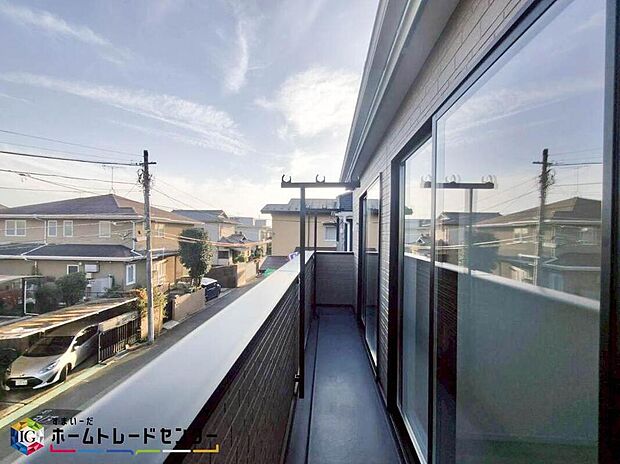 【バルコニー】インナーバルコニーは雨の日でもお洗濯物が干せる利点があります♪広々としてますので晴れた日には洗濯物やお布団も干せるのは嬉しいですね♪ガーデニングも可能ですので緑に囲まれた自分だけの庭園も造れます♪