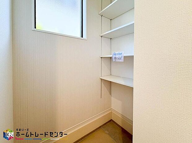 【玄関】ベビーカーや自転車、ゴルフバッグなどのスポーツ用品、また趣味のアウトドア用品と多様な物も収納出来る玄関収納。散らかりがちな場所が、いつでも「きれいな状態」をキープできることで、より心地よく暮らせます♪