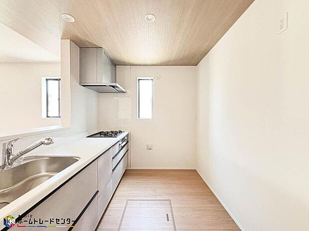 【キッチン】リビングのお子さんに目配りできる対面式カウンターキッチンを採用。食後は食器洗い乾燥機がアシスト。大型パントリーは、お子さんのリクエストメニューや急な来客にも余裕で対応できる便利な食品庫です♪