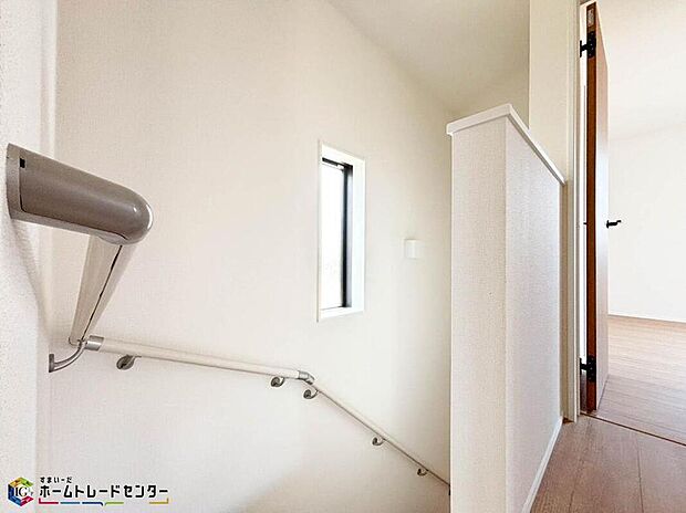 【その他設備】階段などに手すりを取り付けると、転倒・転落の防止はもちろん移動もラクになります。もしものことが起こる前に、日常生活がよりラクになりますので早めに備えておきたいものですね♪