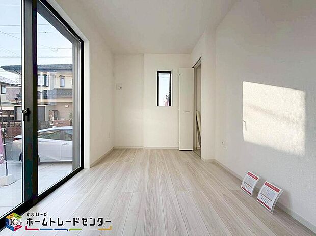 【リビング以外の居室】マンションと違い部屋数が多いのが戸建てのメリットです。ご家族が増えたことで手狭に感じていた住まいも戸建てでは各居室プライバシーを保つことができます。住まいにゆとりが生まれ心もリラックスできます♪