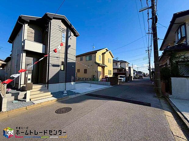 【前面道路含む現地写真】閑静な住宅地で子育て家族にピッタリ。毎日のお散歩も快適な緑に恵まれたエリアで、自然に包まれた穏やかな暮らしを実現するための、ゆとりある住環境が整っています。緑の潤いを感じながらホッと生活できそう。