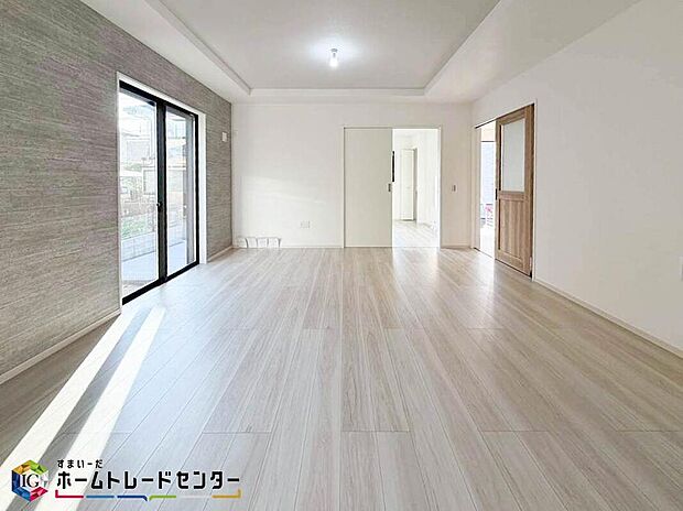 【リビング】家族みんなが揃う場所だからこそ一番に陽当たりを考慮し明るくゆったりとくつろげる場所として設計しております。大切なお客様を迎えるリビングはいつも綺麗に保てるように♪収納もたくさんご用意しております♪