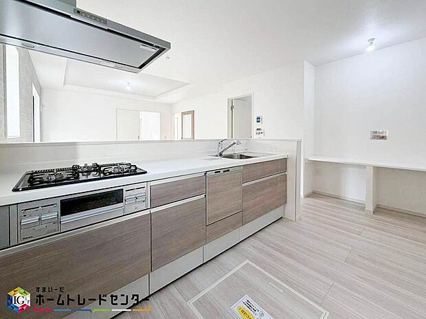 【キッチン】お洒落で清潔感のある対面キッチン♪対面式キッチンは家族との大事なコミュニケーションも取りやすく自然と会話が増えるような設計となっています。床下の収納スペースもちょっとした物を収納できるので嬉しい魅力♪