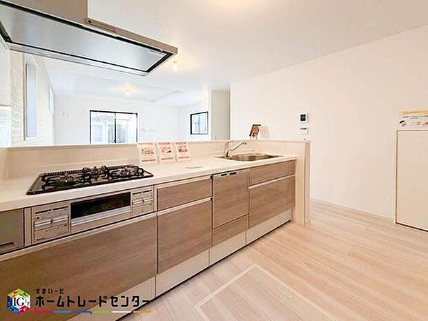 【キッチン】お洒落で清潔感のある対面キッチン♪対面式キッチンは家族との大事なコミュニケーションも取りやすく自然と会話が増えるような設計となっています。床下の収納スペースもちょっとした物を収納できるので嬉しい魅力♪