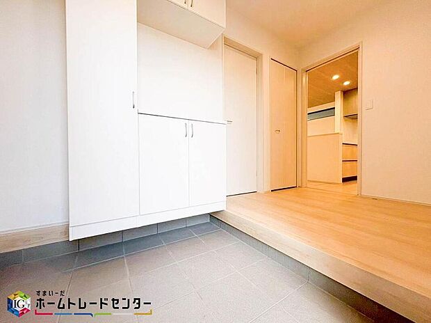 【玄関】下駄箱は可動棚タイプになっていますので、脚の長いブーツや長靴もたっぷり収納いただけます。いつも気持ちよくご家族をむかえられるよう、玄関下駄箱収納をフル活用してスッキリとした玄関を保ってください。