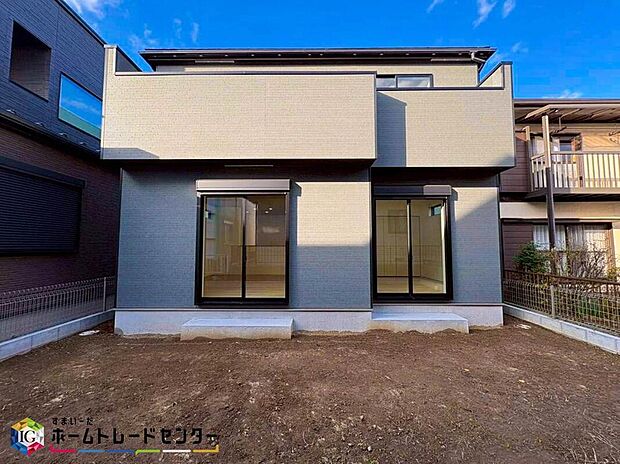 【前面道路含む現地写真】家族みんなが揃う場所だからこそ一番に陽当たりを考慮し明るくゆったりとくつろげる場所として設計しております。大切なお客様を迎えるリビングはいつも綺麗に保てるように♪収納もたくさんご用意しております♪