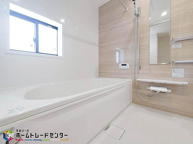 【浴室】お子様と一緒に入ってもゆったり寛げる1坪タイプのシステムバス。水をはじくのが早く乾きやすくカビの発生を防ぐドライ床＆標準仕様簡単ヘアキャッチャーも付いていますので一番最初に味わう【綺麗】を長く保てます