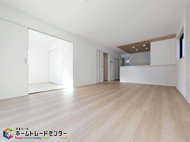 【リビング】広々としたリビングは南側に設けた掃き出し窓からたくさんの陽光を取り入れてくれます。家族が集まる空間ですからやはり明るさと、暖かさは大切です。広さがありますので家具の配置に悩まなくて済むのも良いです。