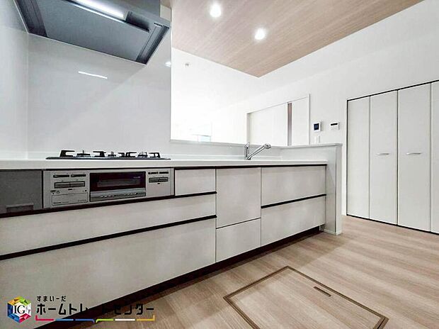 【キッチン】リビングのお子さんに目配りできる対面式カウンターキッチンを採用。食後は食器洗い乾燥機がアシスト。大型パントリーは、お子さんのリクエストメニューや急な来客にも余裕で対応できる便利な食品庫です♪