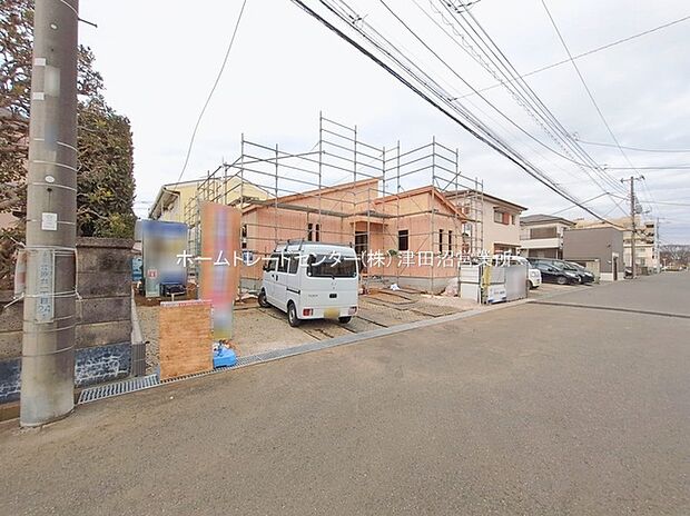 【前面道路含む現地写真】家族みんなが揃う場所だからこそ一番に陽当たりを考慮し明るくゆったりとくつろげる場所として設計しております。