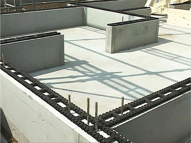 【防湿措置「基礎パッキン」】基礎と土台の間に基礎パッキン（20ｍｍ厚）を入れることにより分離させ、土台からの湿気を基礎へ浸透するのを防ぎます。また、床下換気が可能です。