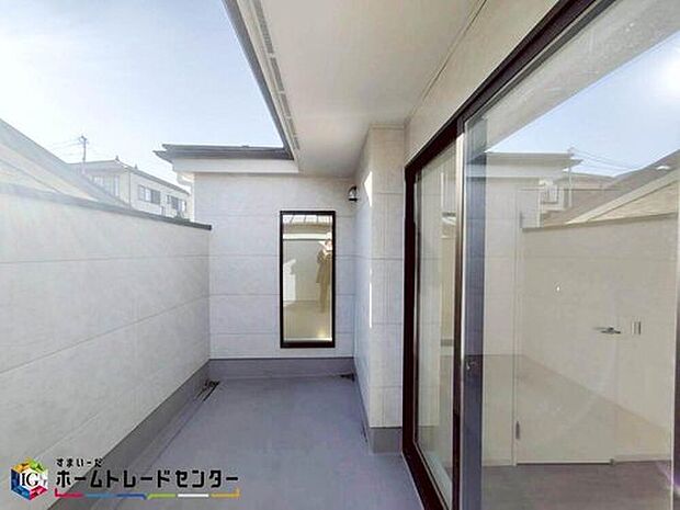 【バルコニー】南からの明るい光が差しこむ陽だまりの空間。南に大きく面したバルコニーでお洗濯も干せばあっという間に乾きそうで家事もスムーズにこなせますね！乾いたお洗濯物からは太陽の匂いが感じられる心地よさ。