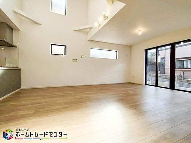 【リビング】リビングを見渡せるカウンターキッチンでお子様の様子を伺いながら食事の支度が出来ます。最近はリビングで勉強するお子様も増えてきているようです。家族の気配を感じられる、そんな空間を演出できるキッチンです。