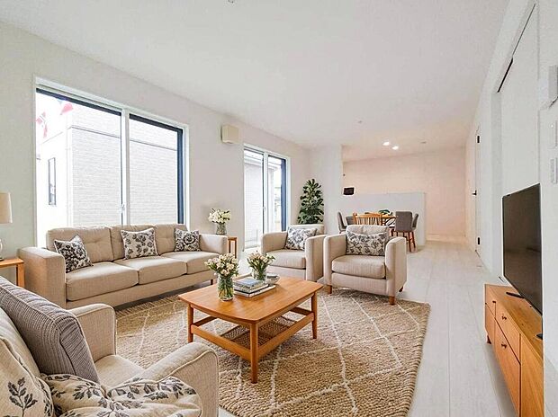 【リビング】広々とした開放感あふれるリビングです。ゆったり寛げる充分な広さがございますので、ご家族でインテリアのレイアウトを考えるのも楽しみになりそうです。