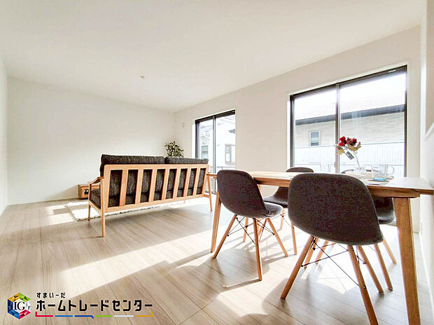 【リビング】大きな窓から明るい陽差しが降り注ぐリビングは、ゆとりあふれる室内空間が心地よい暮らしを実現します♪
※画像にある家具は販売に含まれません。