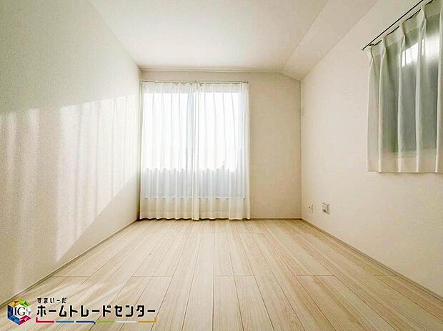 【リビング以外の居室】ダブルベッドのサイズのベッドを配置しても十分な広さを確保できる寝室です♪住んでから後悔しないために、そして何よりゆっくりと安眠できるよう、居心地がよく快適に過ごせる寝室の空間づくりにこだわりましょう。