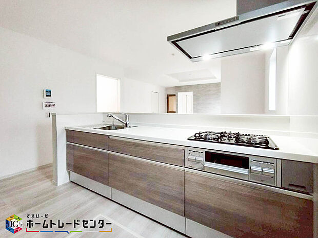 【キッチン】明るい自然光が入る作業スペースを多くとった壁付けキッチン採用。ご夫婦やお子様と揃ってキッチンに立っても調理がしやすく、家事をしながら会話も弾みます。食器類もすっきりと片付く収納力。