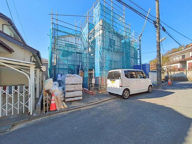 【現地外観写真】※2号棟
毎日のお散歩も快適な緑に恵まれた閑静な住宅地は、伸び伸びスローライフを叶えてくれます。自然豊富な季節の移ろいを身近に感じられる環境で子育てすれば、お子様もきっと素直に成長してくれるはずです!