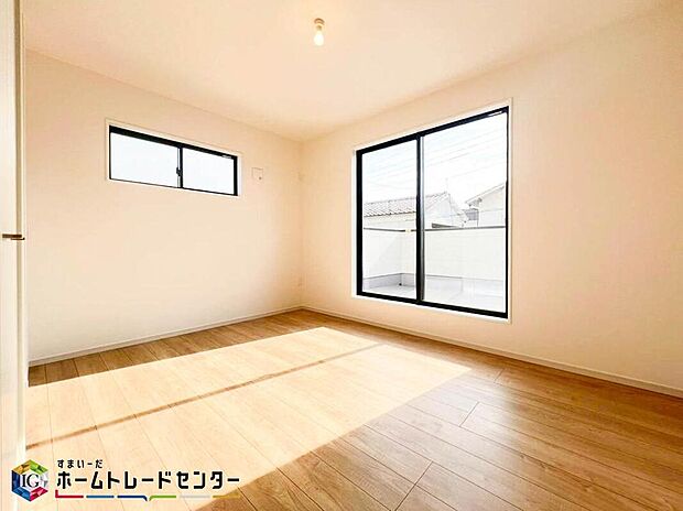 【リビング以外の居室】お子様の自立性を与えてあげられる子供部屋はお子様にとって大変重な役割があります。子供一人で過ごす空間を与えることで、宿題や勉強時間も自然と増えまた自ら部屋の片付けや掃除なども促すことに繋がります。