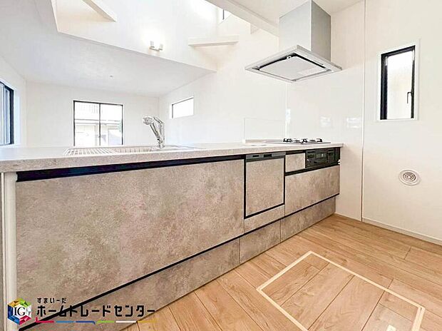 【キッチン】キッチンで作ったお料理もカウンター越しで受け渡しが可能なので、ママの家事の負担も軽減されますね♪キッチンとダイニングが1つの空間のようになりますので、部屋が広々とした感じを受けます。