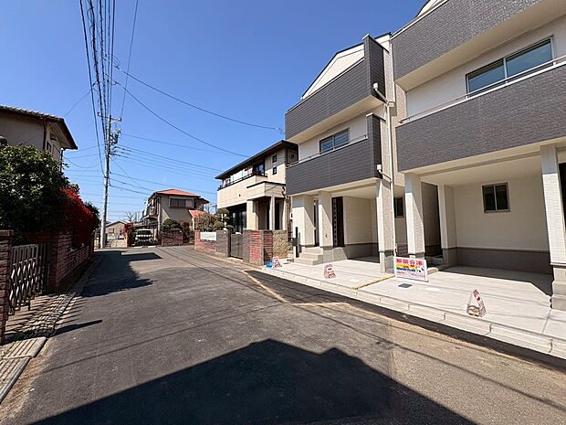 【現地外観写真】一戸建ての大きなメリットは、「自分の土地」を自由に使えること。好きなペットが飼えるほか、ガーデニングやDIY、車やバイクの手入れなど様々な趣味を楽しめます♪