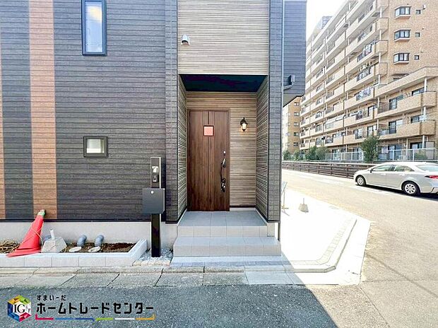 【玄関】家の第一印象は玄関で決まるくらい重要な場所。玄関は家の顔といわれますが我が家のセンスをさりげなく感じさせる魅力ある玄関造りも楽しみの一つ。帰宅する度に家族がほっとできる心地よい空間造りも大切ですね♪