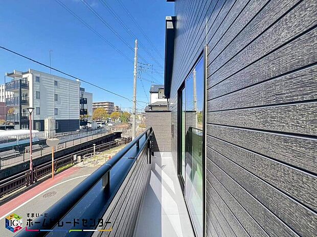 【バルコニー】南からの明るい光が差しこむ陽だまりの空間。南に大きく面したバルコニーでお洗濯も干せばあっという間に乾きそうで家事もスムーズにこなせますね！乾いたお洗濯物からは太陽の匂いが感じられる心地よさ。