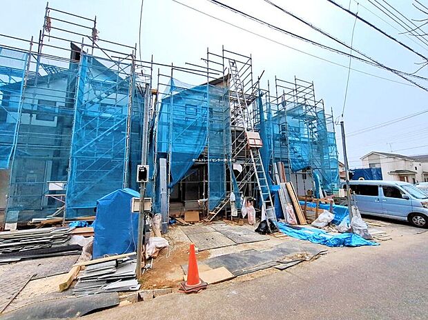 【現地外観写真】美しい緑と良好な住環境が守られてきたこの街に、新築戸建てが誕生致しました。穏やかな空気の流れる落ち着いた住環境です。ぜひ、現地へ足をお運びいただき実際の環境・陽当たりをご確認下さいませ♪